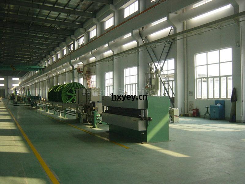 Ф150型(xing)PLC電(dian)腦(nao)式高速(su)押(ya)出機