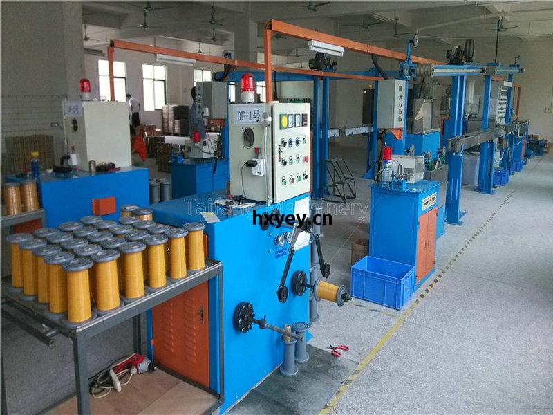 三層(ceng)絕(jue)緣(yuan)導線(xian)押出機