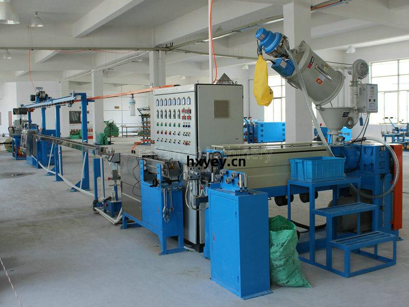 低(di)煙無鹵(lu)押出機